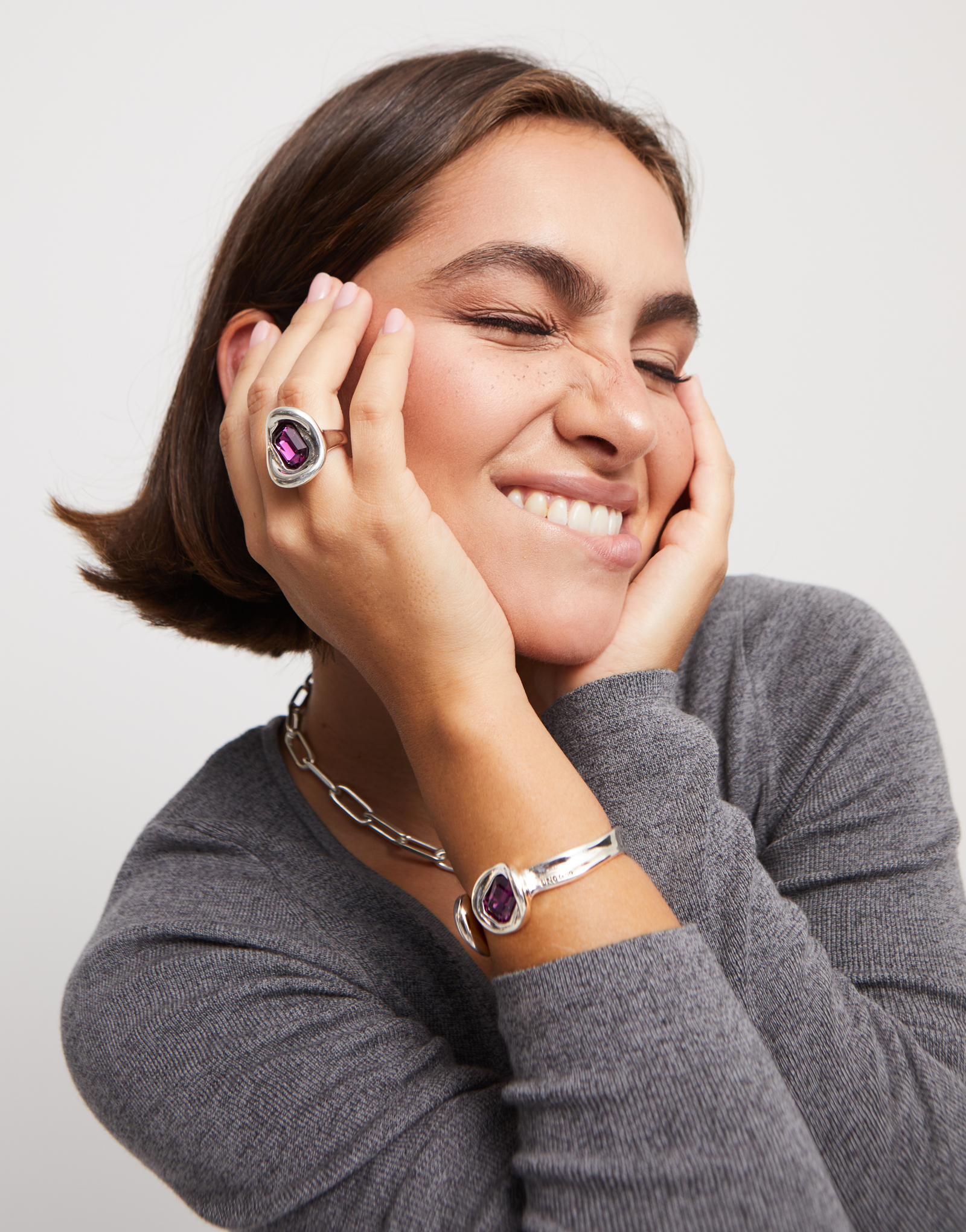 Anillo ba&ntilde;ado en plata de ley con cristal rosa